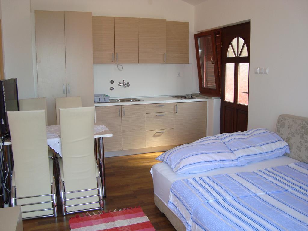 Apartments Josip Пинезичи Экстерьер фото